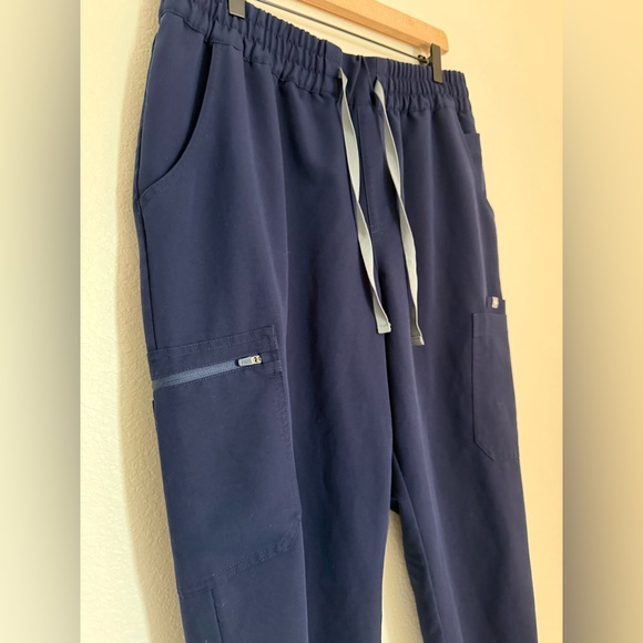 FIGS Set Uman Relaxed Jogger Scrub Pants & Relaxed Catarina One-Pocket Scrub Top - Picture 7 of 16